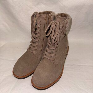Clarks Hearth Sky Taupe Suede Lug Sole Combat Boots - Size 6.5
